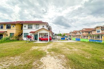 HUGE LAND CORNER LOT Double Storey Semi Detached Cluster Jalan Alam Suria Puncak Alam FOR SALE