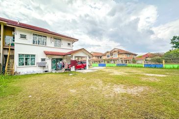 HUGE LAND CORNER LOT Double Storey Semi Detached Cluster Jalan Alam Suria Puncak Alam FOR SALE