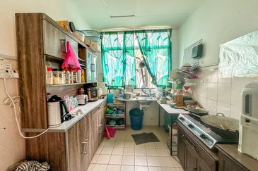 HUGE LAND CORNER LOT Double Storey Semi Detached Cluster Jalan Alam Suria Puncak Alam FOR SALE