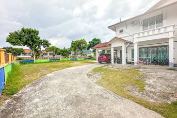 HUGE LAND CORNER LOT Double Storey Semi Detached Cluster Jalan Alam Suria Puncak Alam FOR SALE