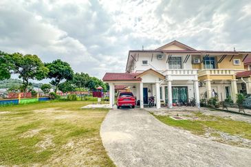 HUGE LAND CORNER LOT Double Storey Semi Detached Cluster Jalan Alam Suria Puncak Alam FOR SALE