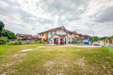 HUGE LAND CORNER LOT Double Storey Semi Detached Cluster Jalan Alam Suria Puncak Alam FOR SALE