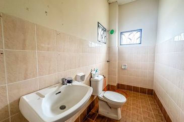 HUGE LAND CORNER LOT Double Storey Semi Detached Cluster Jalan Alam Suria Puncak Alam FOR SALE