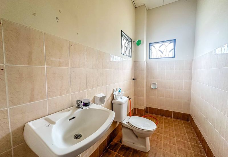 HUGE LAND CORNER LOT Double Storey Semi Detached Cluster Jalan Alam Suria Puncak Alam FOR SALE