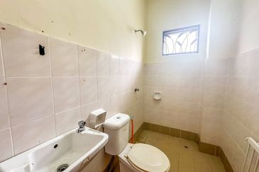 HUGE LAND CORNER LOT Double Storey Semi Detached Cluster Jalan Alam Suria Puncak Alam FOR SALE