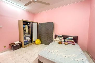 HUGE LAND CORNER LOT Double Storey Semi Detached Cluster Jalan Alam Suria Puncak Alam FOR SALE