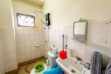 HUGE LAND CORNER LOT Double Storey Semi Detached Cluster Jalan Alam Suria Puncak Alam FOR SALE