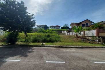 Puncak Pinggiran Putra