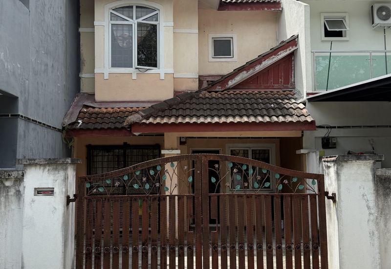 Rumah teres 2-tingkat 5-bilik Lorong Az Zaharah Seksyen 10 Puncak Alam untuk dijual