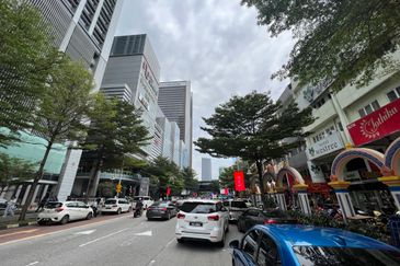 4.5 STOREY SHOP FACING MAIN ROAD AND NU SENTRAL