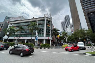 4.5 STOREY SHOP FACING MAIN ROAD AND NU SENTRAL