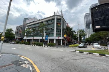 4.5 STOREY SHOP FACING MAIN ROAD AND NU SENTRAL