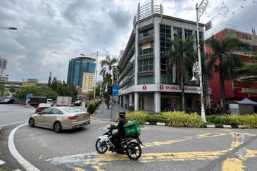 4.5 STOREY SHOP FACING MAIN ROAD AND NU SENTRAL