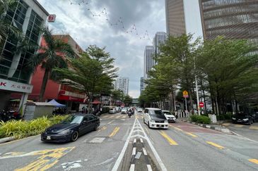 4.5 STOREY SHOP FACING MAIN ROAD AND NU SENTRAL