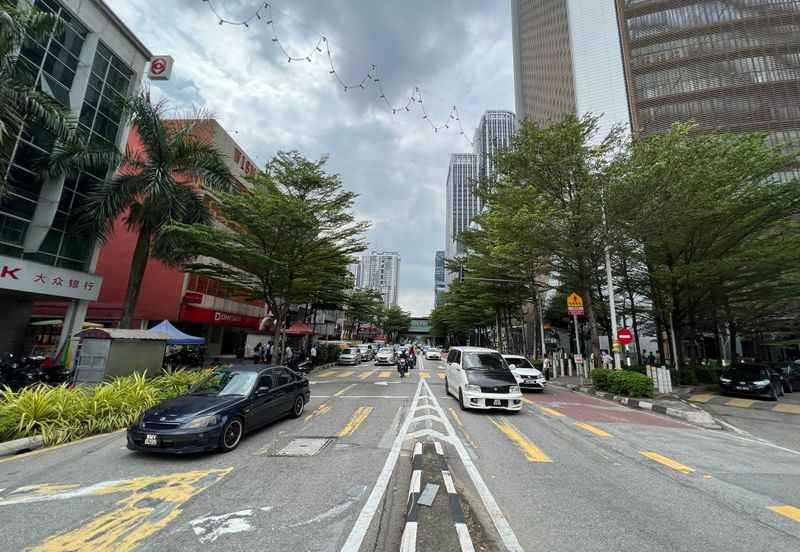 4.5 STOREY SHOP FACING MAIN ROAD AND NU SENTRAL