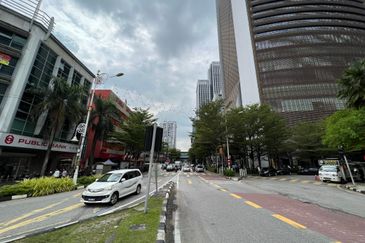 4.5 STOREY SHOP FACING MAIN ROAD AND NU SENTRAL