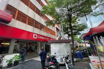 4.5 STOREY SHOP FACING MAIN ROAD AND NU SENTRAL