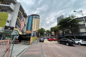 4.5 STOREY SHOP FACING MAIN ROAD AND NU SENTRAL