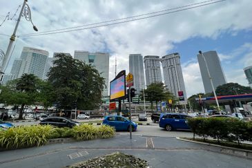 4.5 STOREY SHOP FACING MAIN ROAD AND NU SENTRAL