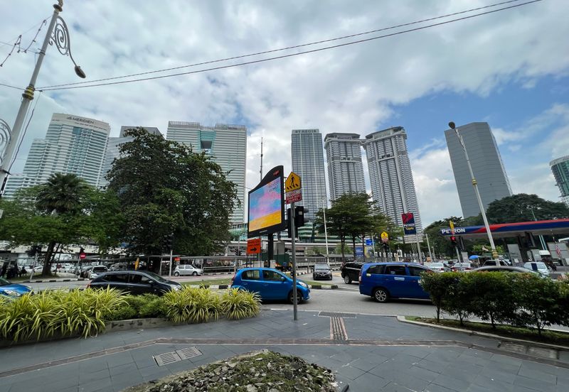 4.5 STOREY SHOP FACING MAIN ROAD AND NU SENTRAL