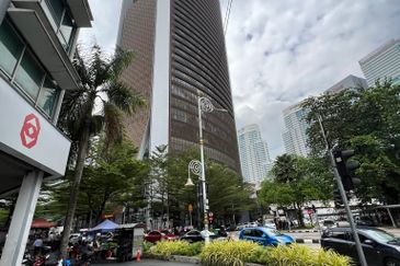 4.5 STOREY SHOP FACING MAIN ROAD AND NU SENTRAL