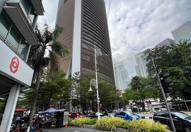 4.5 STOREY SHOP FACING MAIN ROAD AND NU SENTRAL