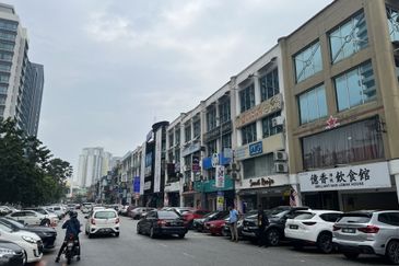 ROI ABOVE 4 % | FREEHOLD | CORNER | NEAR TO LRT | FRONTING MAIN ROAD