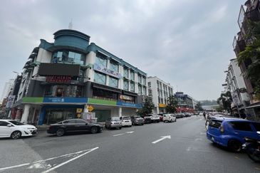 ROI ABOVE 4 % | FREEHOLD | CORNER | NEAR TO LRT | FRONTING MAIN ROAD