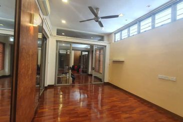 Bukit Jelutong, Shah Alam @ 2 Sty Semi D Connected House For Sale