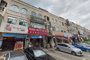 Bandar Puteri Puchong 5 3Storey Shop For Sale , Fully Tenanted , Facing Main Road , Long Lease Tenant