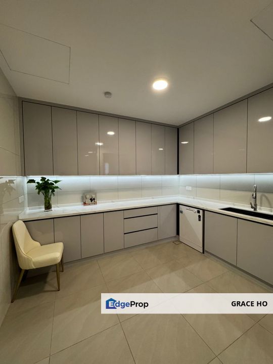 Private Lift Unit with dual balcony, sale with instant rental income!, Kuala Lumpur, Desa Parkcity