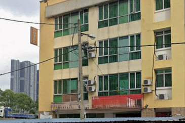 Medan Batu Caves - 4 storey CORNER shoplot