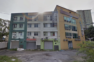 Medan Batu Caves - 4 storey CORNER shoplot