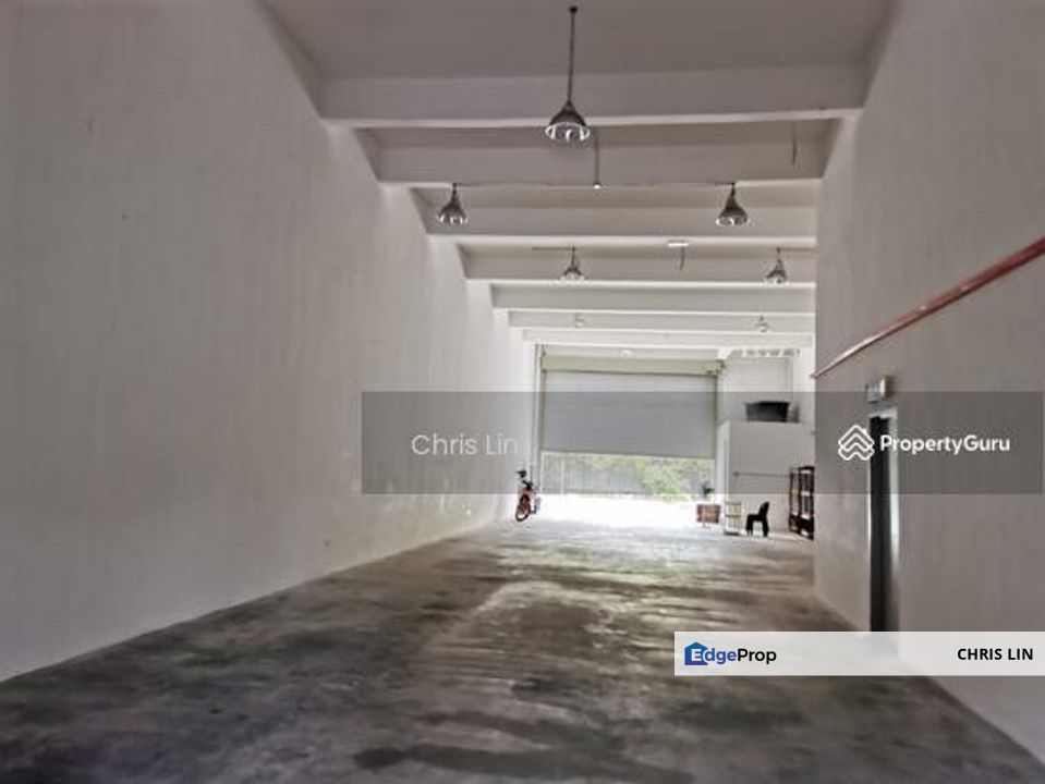 UEP Taman Perindustrian UEP, 2.5 storey(90) with 14pax lift 29'x100' total built up approx 7000sq ft for sale at RM3.2mil nego , Selangor, Subang Jaya