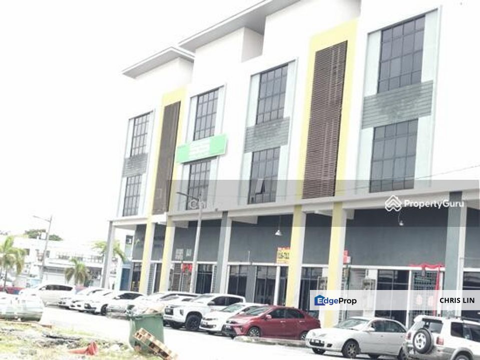 UEP Taman Perindustrian UEP, 2.5 storey(90) with 14pax lift 29'x100' total built up approx 7000sq ft for sale at RM3.2mil nego , Selangor, Subang Jaya