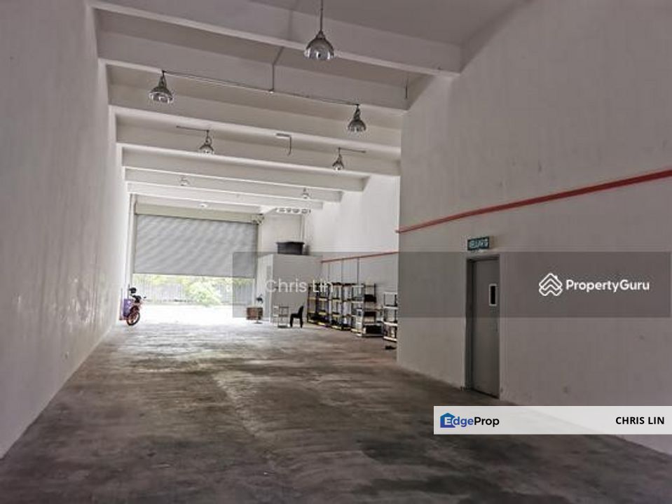 UEP Taman Perindustrian UEP, 2.5 storey(90) with 14pax lift 29'x100' total built up approx 7000sq ft for sale at RM3.2mil nego , Selangor, Subang Jaya