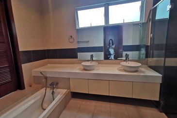 IOI Beverly Row @ IOI Resort City