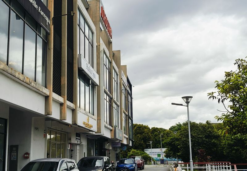 Dagang Cahaya Avenue