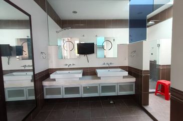 Jalan Puncak Perdana 