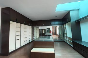 Jalan Puncak Perdana 