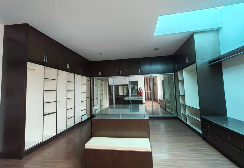 Jalan Puncak Perdana 