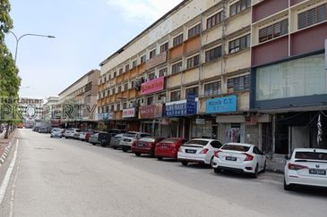 4 Storey Shoplot in Klang Town / Pusat Bandar Klang For Sale