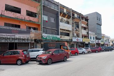 4 Storey Shoplot in Klang Town / Pusat Bandar Klang For Sale