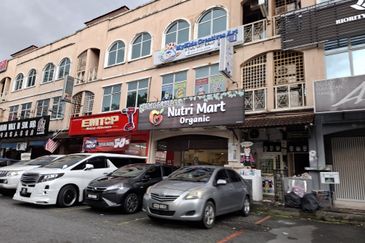Facing main road, 3 stry shop for sale @ Puchong