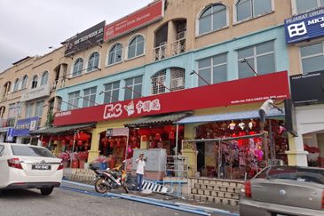 Facing main road, 3 stry shop for sale @ Puchong