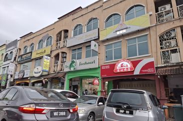 Facing main road, 3 stry shop for sale @ Puchong