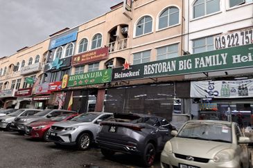 Facing main road, 3 stry shop for sale @ Puchong