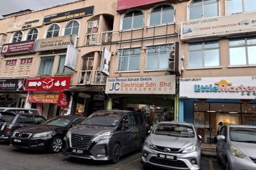 Facing main road, 3 stry shop for sale @ Puchong