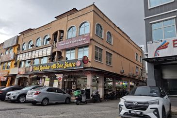 Facing main road, 3 stry shop for sale @ Puchong
