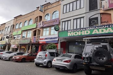 Facing main road, 3 stry shop for sale @ Puchong